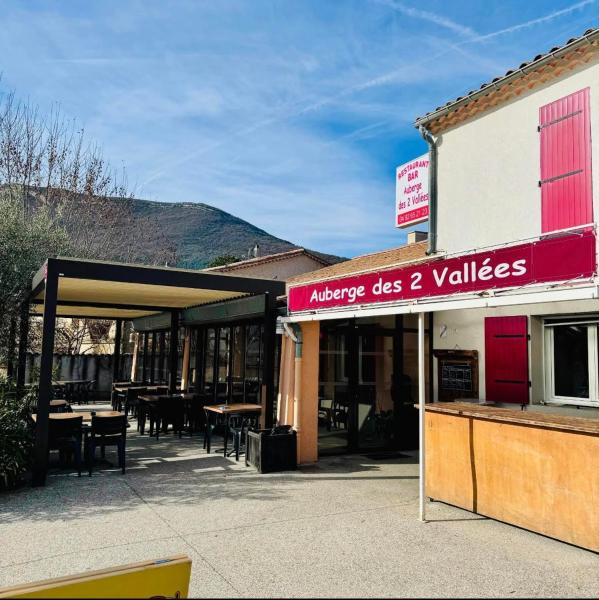 Na fotografii je vidět objekt Auberge des deux vallées nacházející se ve městě Mison.