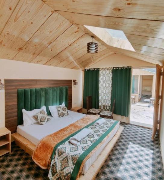 På billedet ses objektet Pangong Tso Grand Lodge beliggende i byen Lukung.