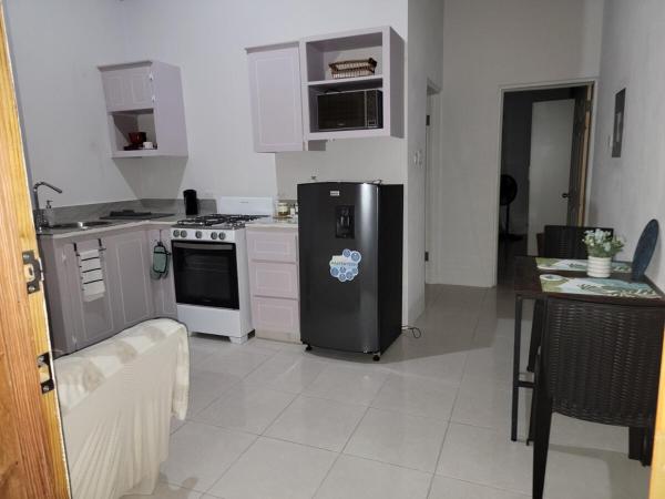 La photo montre l'objet Home away from home Apt#4 situé dans la ville de Saint Philip.