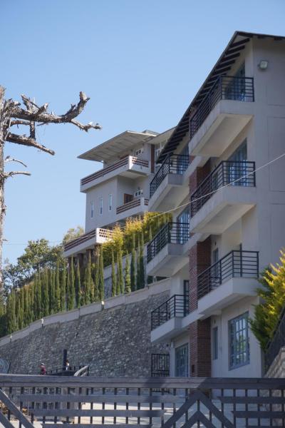 Na fotografii je vidět objekt Hotel GRP INN City Homes nacházející se ve městě Askot.