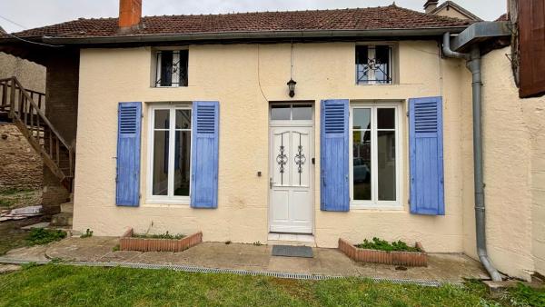 照片显示了位于Challuy市的La maison de la Loire物件。