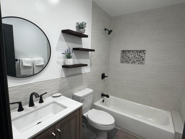A la foto es mostra l'objecte Modern Bedroom in Long Beach 1 situat a la ciutat de Long Beach.