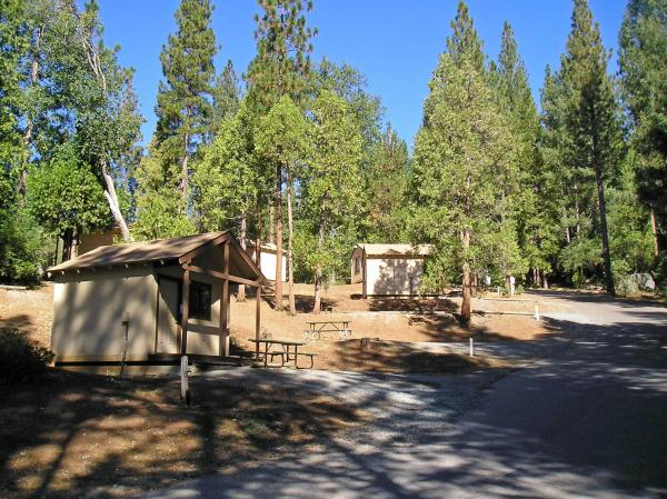 A la foto es mostra l'objecte Yosemite Lakes Bunkhouse Cabin 27 situat a la ciutat de Harden Flat.