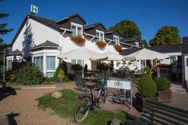 Na zdjęciu widoczny jest obiekt Das FRITZ Hotel Schwerin schöne Lage im Grünen mit regionaler Küche kostenfreien Parkplätzen und E Ladestation położony w mieście Schwerin.
