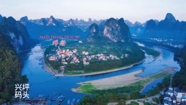The photo shows the Yangshuo Miss Deng Colorful House located in the city of Xingping.