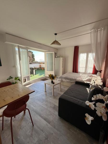 A la foto es mostra l'objecte Studio et terrasse près de Paris situat a la ciutat de Suresnes.