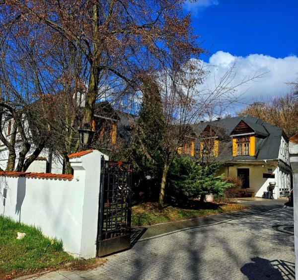 The photo shows the Zajazd Rybaki located in the city of Nowe Rumunki.