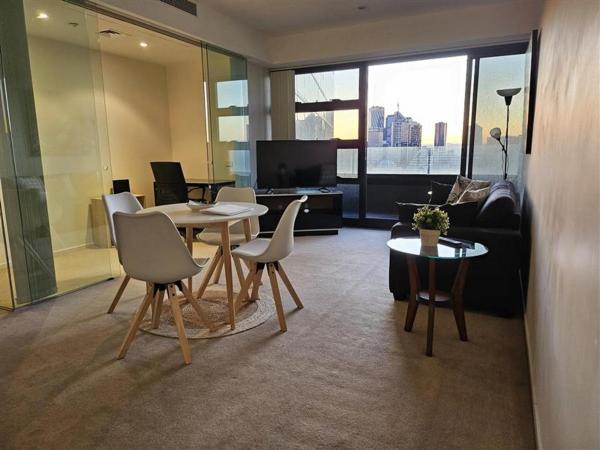 Photo 2 : Level 50 with Skyline Views