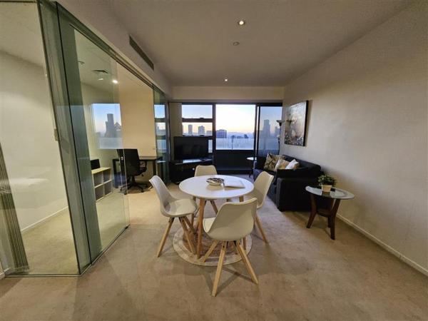 Photo 6 : Level 50 with Skyline Views