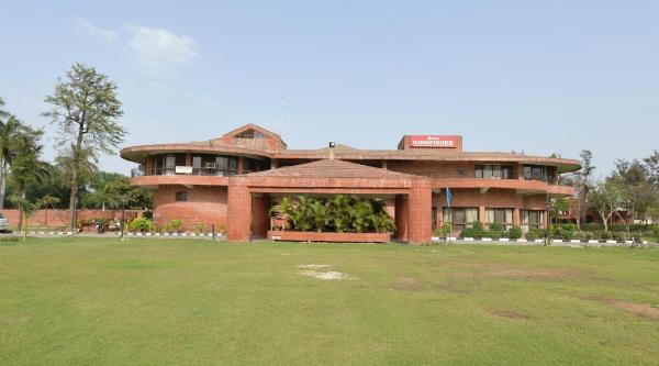 Na foto é possível ver o objeto Kingfisher Tourist Resort, Ambala localizado na cidade de Ambāla.