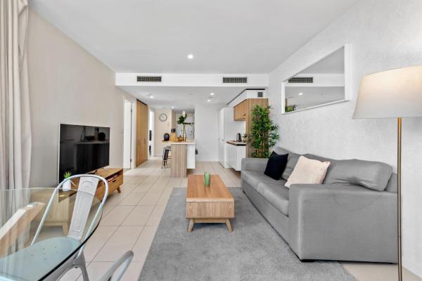 Φωτογραφία 3: Chic & Modern 2BR Apt with Rooftop Pool & Parking
