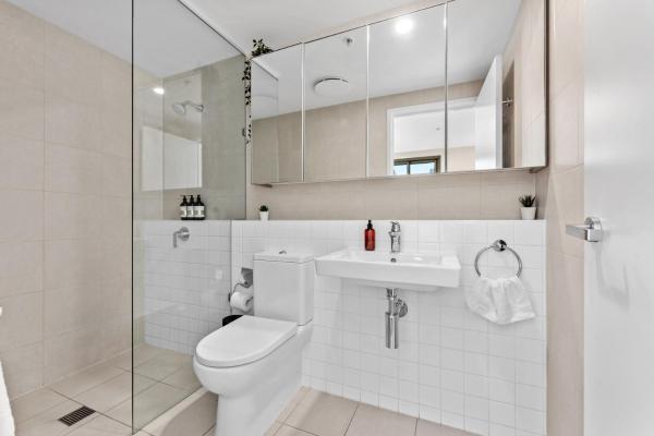 Φωτογραφία 7: Chic & Modern 2BR Apt with Rooftop Pool & Parking