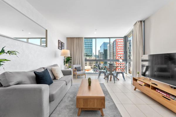 Φωτογραφία 1: Chic & Modern 2BR Apt with Rooftop Pool & Parking