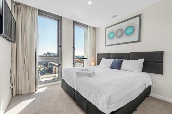 Φωτογραφία 2: Chic & Modern 2BR Apt with Rooftop Pool & Parking