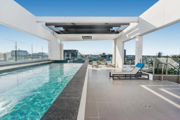 Φωτογραφία 4: Chic & Modern 2BR Apt with Rooftop Pool & Parking