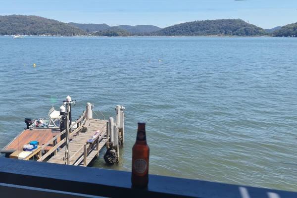 写真にはMooney Mooney市にあるSUNDECK Waterfront HAWKESBURY, COWAN, PITTWATERが写っています。