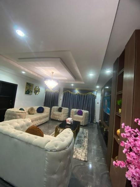 Na foto é possível ver o objeto Luxury 2 Bedroom Apartment localizado na cidade de Iseri.