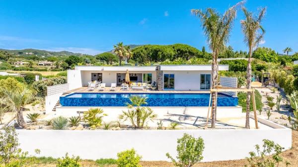 A la foto es mostra l'objecte Villa Palm Dreams l 70s Design l Shellter Rentals situat a la ciutat de Grimaud.