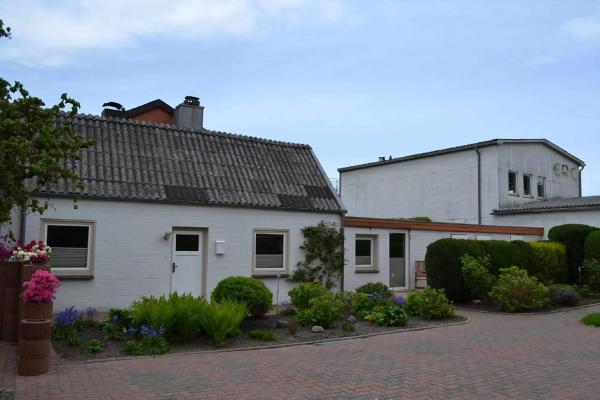 Nella foto è visibile l'oggetto Strandnahes Haus Mit Terrasse, Grill Und Garten situato nella città di Eckernförde.