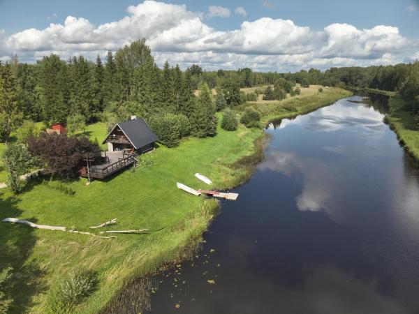 写真にはKirikumõisa市にあるSaarisoo - Oaas jõe kaldalが写っています。