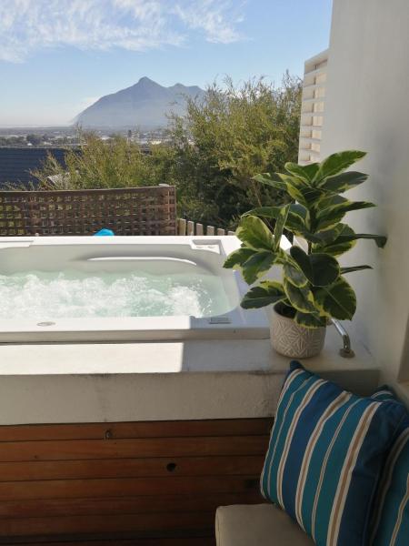 Auf dem Foto ist das Objekt African Violet Guest Suites in der Stadt Capri Village zu sehen.