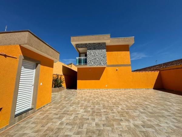 写真にはCamburiú市にあるCasa Raio de Luzが写っています。