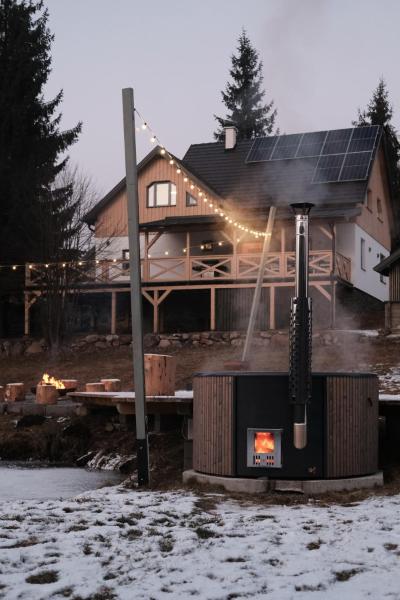 A la foto es mostra l'objecte Mountain Air Lodge situat a la ciutat de Izvoru Mureşului.