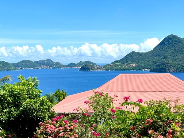 The photo shows the Villa Bambou, vue mer, panorama sur la baie des Saintes located in the city of Terre-de-Bas.