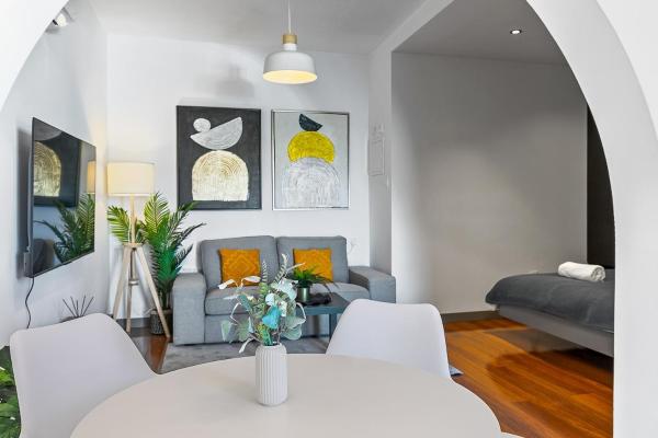 Orange Tree Studio, just steps from the sea, Пафос