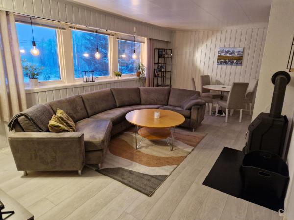 Na zdjęciu widoczny jest obiekt Koselig leilighet i tur-eventyret Tromsø położony w mieście Straumsbukta.