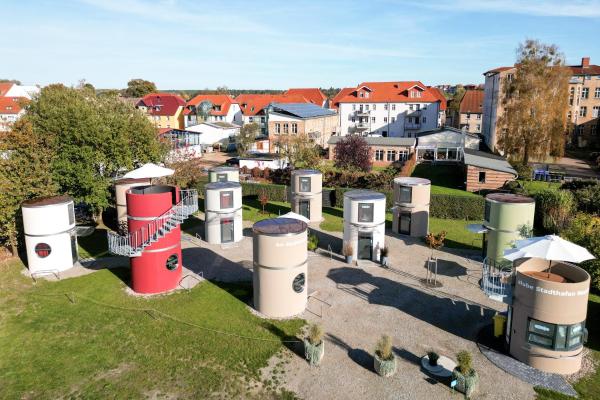 Na zdjęciu widoczny jest obiekt slube am Stadthafen Neustrelitz położony w mieście Weisdin.
