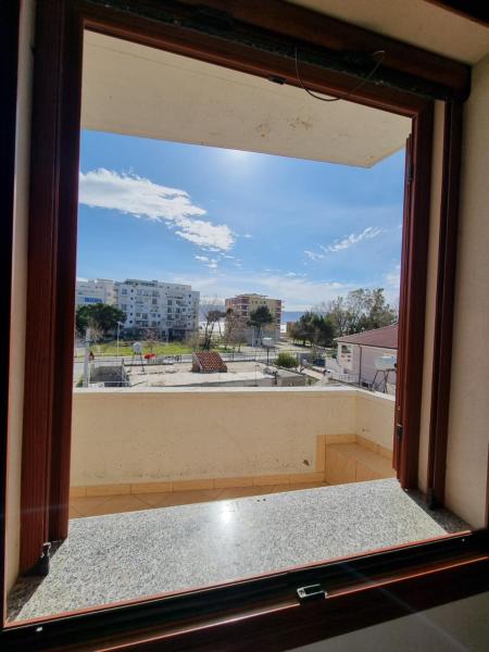 På billedet ses objektet Villa BASHLLARI A&B appartamenti di fronte al mare beliggende i byen Vlorë.