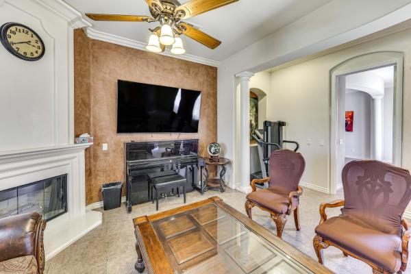 Kuva 4: Upscale Triplex with Pool Access in Riverside!