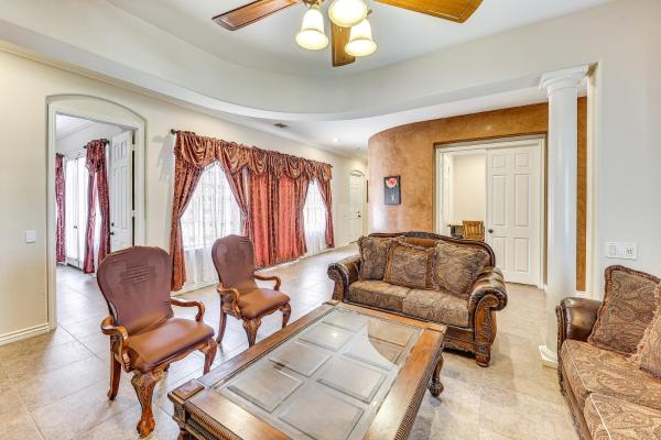Kuva 5: Upscale Triplex with Pool Access in Riverside!