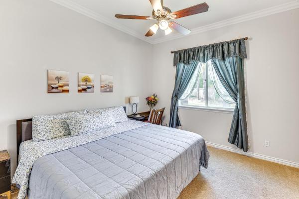 Kuva 8: Upscale Triplex with Pool Access in Riverside!