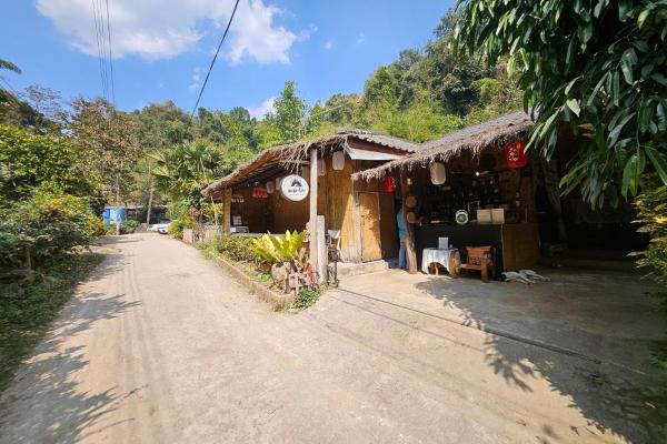 Na foto é possível ver o objeto Mae Mae Home localizado na cidade de Ban Wang Masiu.