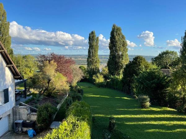 Na fotografii je vidět objekt Grande Maison dans la nature et le calme nacházející se ve městě Mézy.