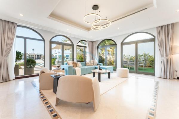 Beachfront 6BR and Assistant's Room Villa with Private Pool, Palm Villa, Palm Jumeirah by Deluxe Holiday Homes, Dubaj