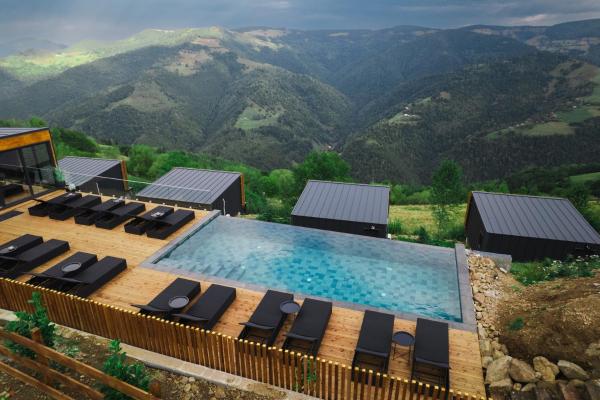 A la foto es mostra l'objecte The Altitude Cabin Resort situat a la ciutat de Măguri.