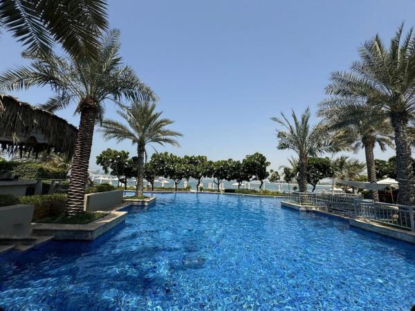 Bright 2 Bedroom Apartment, Beach & Pool Access, Dubaj