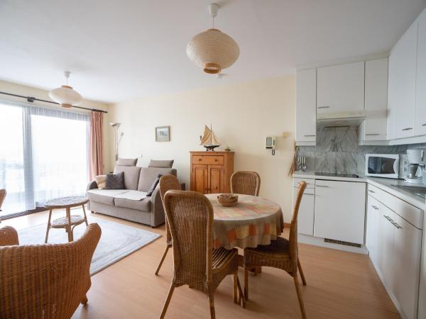 På billedet ses objektet Cozy Coastal Retreat for 4 beliggende i byen Oostduinkerke.
