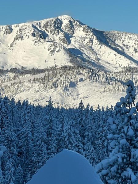 Enviable Lake Mountain Views Wth Waterfall - Lago Tahoe