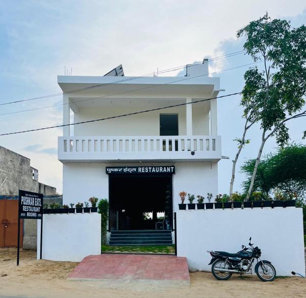Na foto é possível ver o objeto PUSHKAR EATS RESTAURANT and ROOMS localizado na cidade de Pushkar.