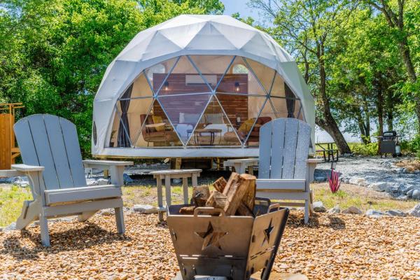 Na foto é possível ver o objeto Stargazing domes on a farm localizado na cidade de Celeste.