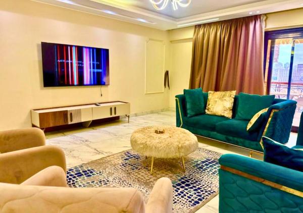A la foto es mostra l'objecte Modern 3BR Home Ideal for families and businesses situat a la ciutat de El Caire.