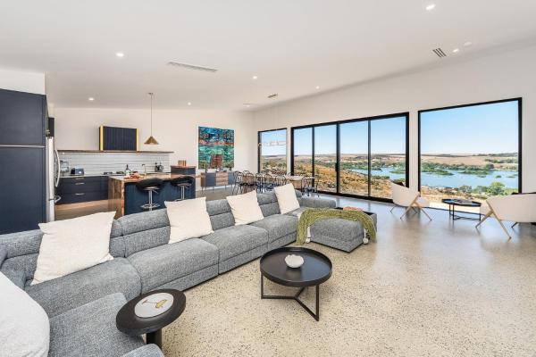 The photo shows the Riverstone Retreat located in the city of Mannum.