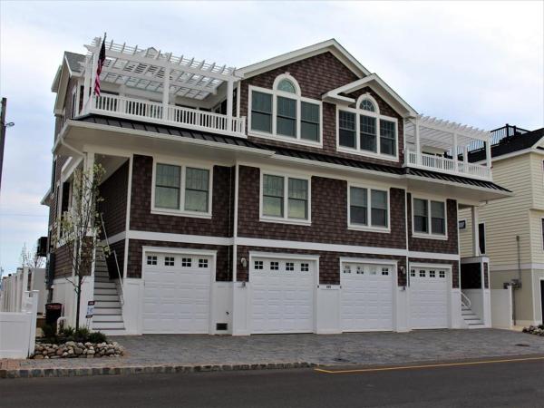 Na foto é possível ver o objeto Sunday To Sunday, Elevator, Beach Badges, Roof Top Deck, Wifi, Bay Side 4 Bedroom, 3 Bath Townhouse 14056 localizado na cidade de Beach Haven.