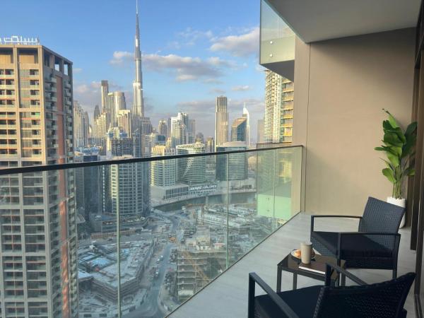 A la foto es mostra l'objecte Relax in Style with Outdoor Pool and Burj Khalifa Views Nearby situat a la ciutat de Dubai.