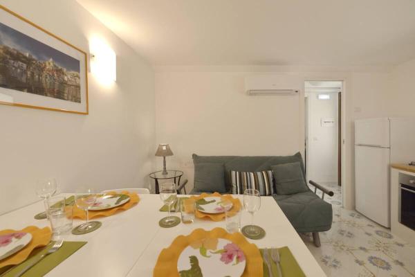 Kuva 9: Ensemble - casa con giardino
