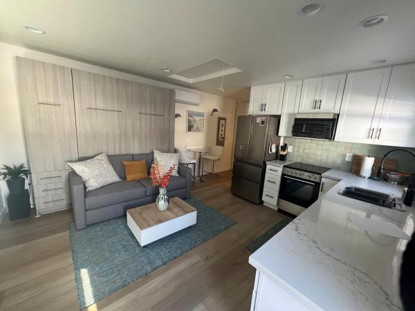 A la foto es mostra l'objecte Private guest cottage situat a la ciutat de Long Beach.
